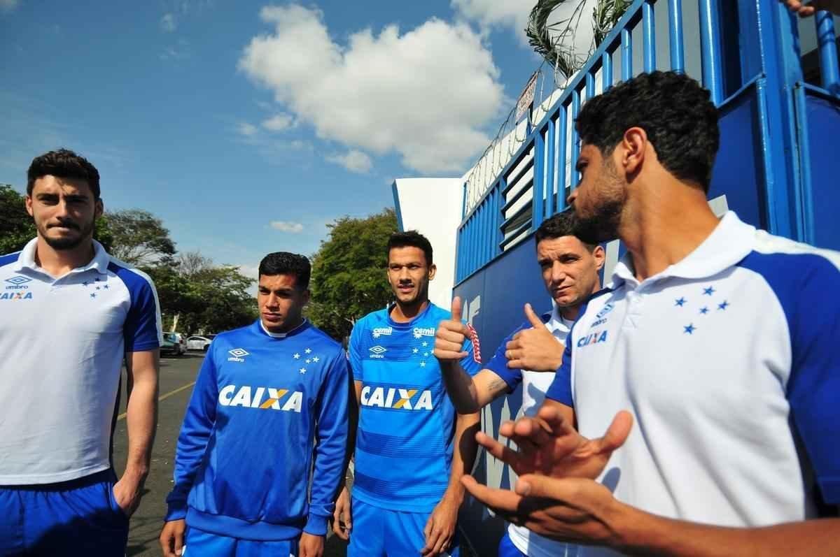Antes do ltimo treinamento visando ao jogo contra o Grmio, os jogadores do Cruzeiro receberam apoio de torcedores na porta da Toca da Raposa II. O capito Henrique foi o porta-voz do elenco com os cruzeirenses. Alm dele, participaram da reunio o zagueiro Leo, o goleiro Rafael, o meia Robinho, o volante Lucas Romero e o meia Thiago Neves.