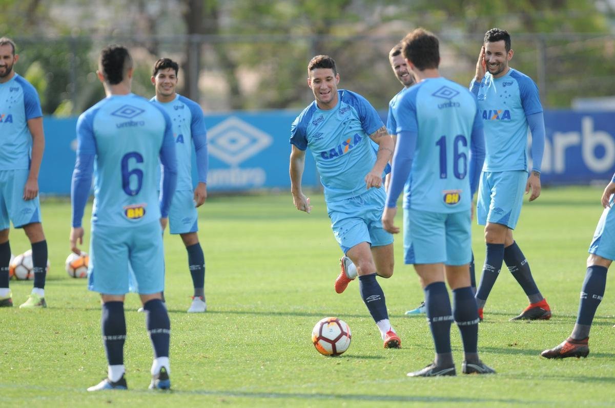 Mano Menezes voltou a fechar treino na Toca da Raposa II e permitiu imagens apenas do aquecimento. O certo  que o treinador voltar a contar com o Cruzeiro ideal diante do Boca Juniors, na quinta-feira, no Mineiro. Todos os atletas esto  disposio para duelo de volta das quartas de final da Libertadores