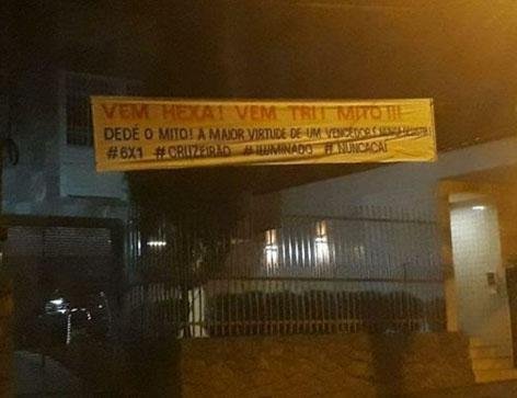 Faixas de incentivo para os jogadores e o técnico Mano Menezes