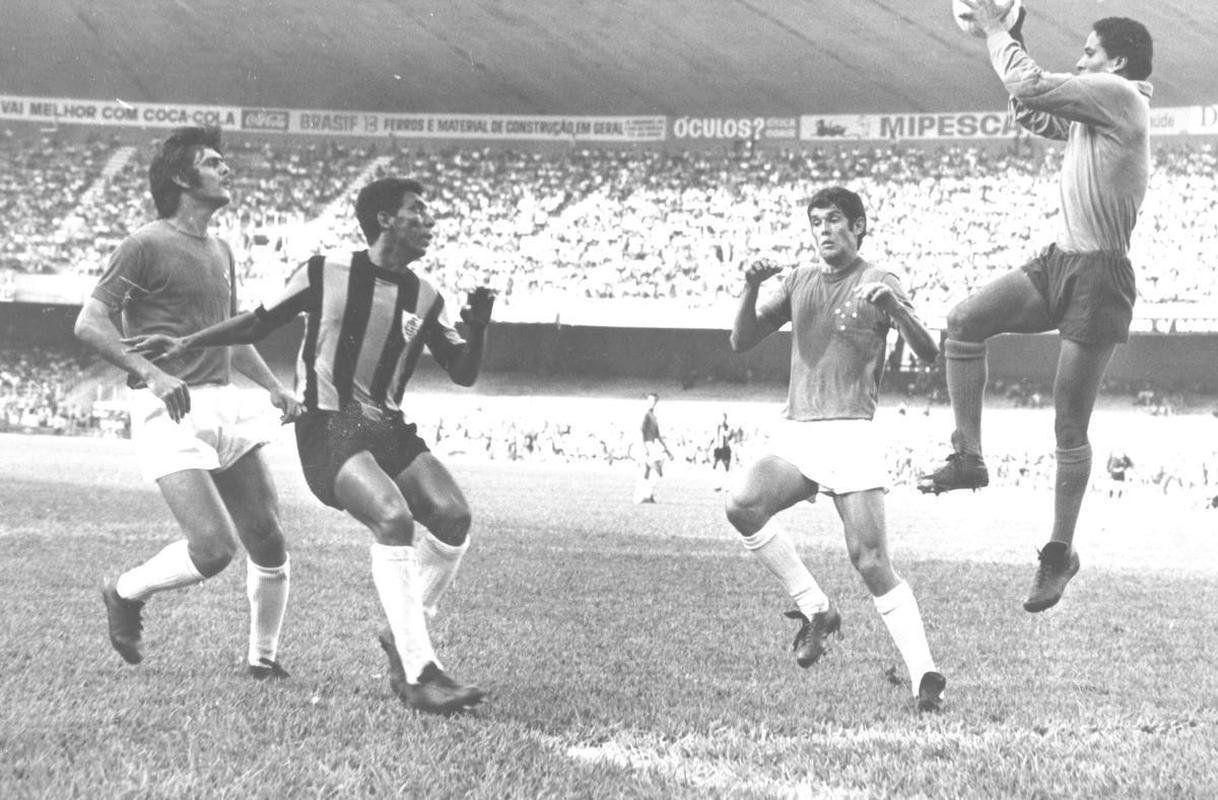 18/04/1971 - O jogador de futebol do Amrica Jair Bala (camisa listrada) num lance do jogo contra o Cruzeiro, vlido pelo Campeonato Mineiro, realizado no Mineiro. O jogo terminou empatado em 1 a 1