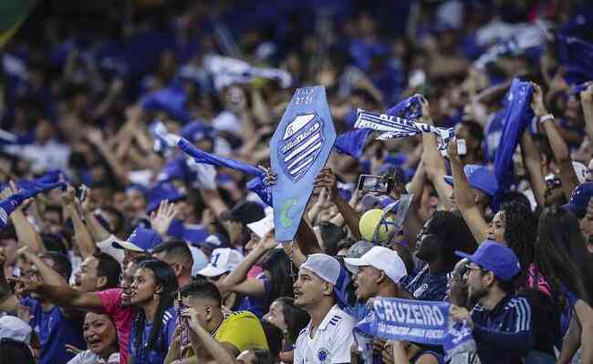 Cruzeirenses lotaram o Mineiro em jogo da entrega da taa da Srie B