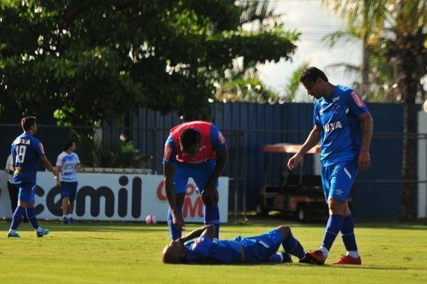 Sem Thiago Neves, que est com desgaste na panturrilha, Mano Menezes escalou o time titular do Cruzeiro no coletivo com Fbio; Lucas Romero, Leo, Murilo e Egdio; Henrique e Ariel Cabral; Robinho, Arrascaeta e Rafinha; Fred. Os reservas atuaram com Rafael; Arthur, Digo, Manoel e Marcelo Hermes; Lucas Silva, Nonoca e Bruno Silva; Rafael Marques, Rafael Sobis e Judivan