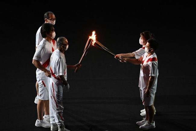 Acendimento da pira olmpica na cerimnia de abertura dos Jogos de Tquio