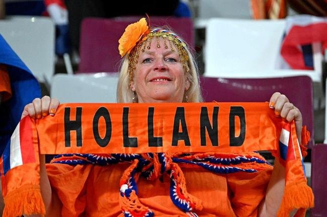 Torcedores de Holanda e Equador no jogo pelo Grupo A da Copa do Mundo.