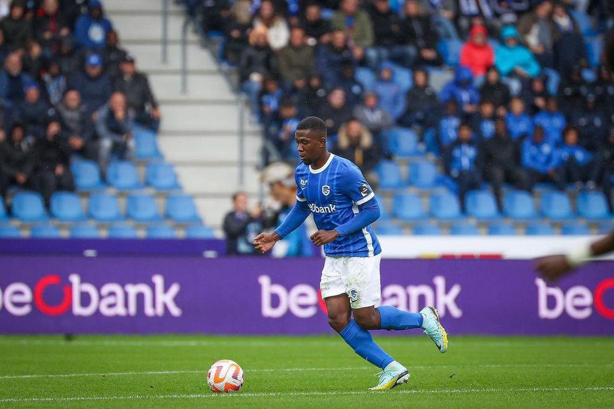 Carlos Cuesta, zagueiro do Genk (Blgica) - contrato at 30/06/2023

