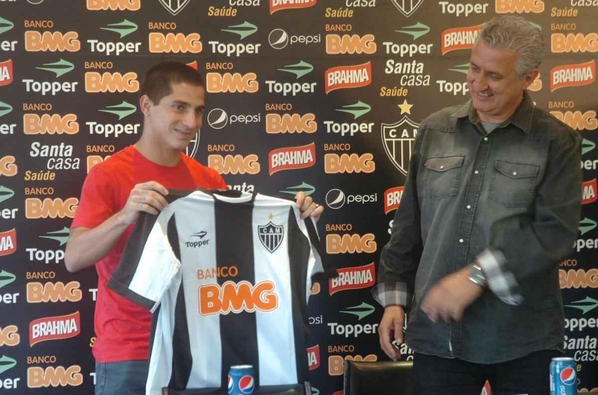 09/01/2012. Apresentacao do novo jogador de futebol do Atltico, Danilinho, na presena do diretor de futebol, Eduardo Maluf, no Centro de Treinamento (Cidade do Galo).