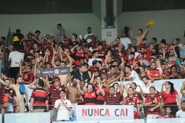Torcidas de Cruzeiro e Flamengo fizeram a festa em duelo das equipes no Mineiro