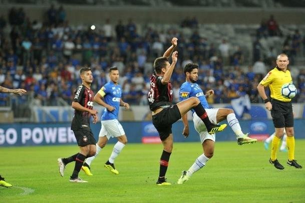 Lances do primeiro tempo da partida entre Cruzeiro e Atltico-PR, no Mineiro, pelas oitavas de final da Copa do Brasil