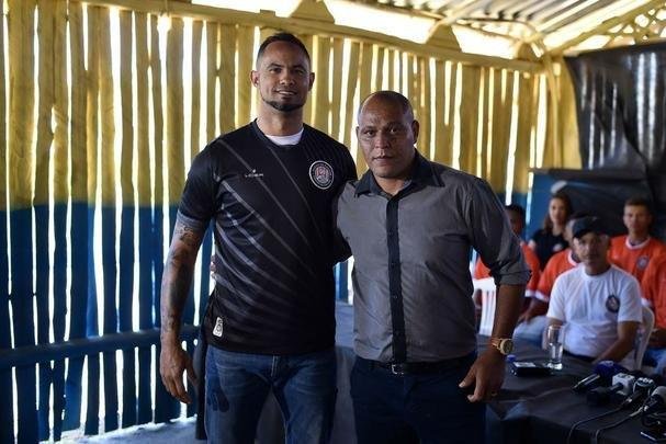 Goleiro Bruno foi apresentado neste sbado pelo Poos de Caldas