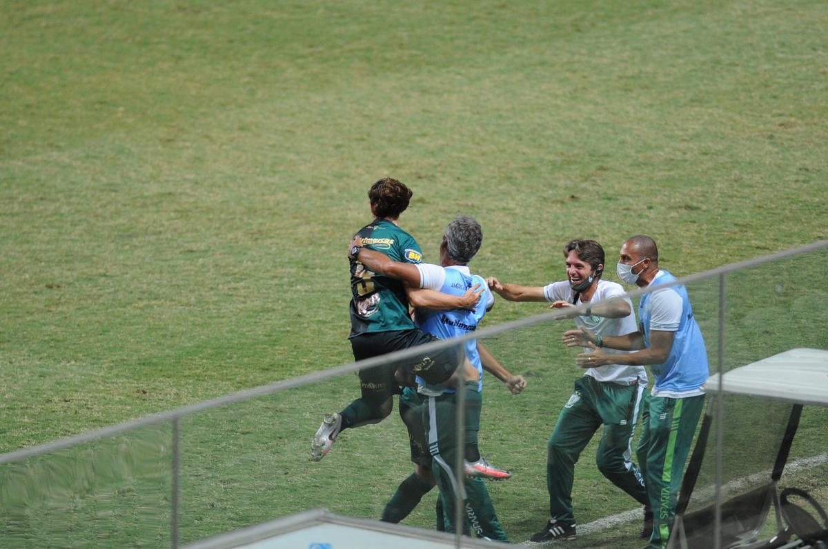 Com uma bomba, Rodolfo abriu o placar para o Amrica depois de assistncia de Al: 1 a 0