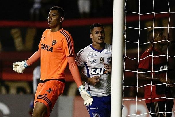 Maílson estreou pelo Sport em 2017, mas só veio ganhar sequência no Brasileiro de 2018, depois do afastamento de Agenor. No ano seguinte, ele colocou Magrão no banco e assumiu a titularidade em definitivo. Na foto, Maílson em um dos seus primeiros jogos pelo Sport, contra o Bahia