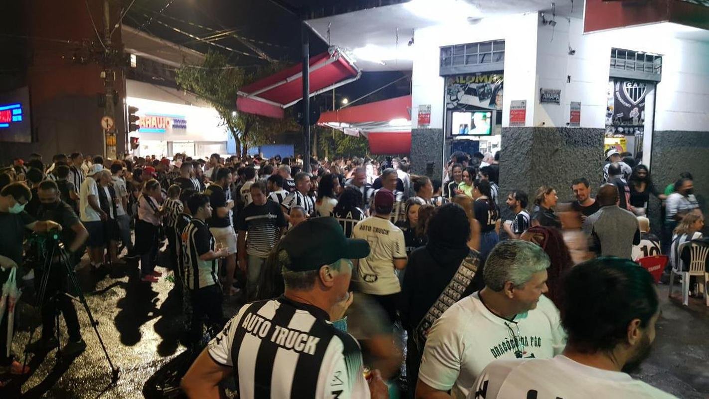Atleticanos no Bar do Salomo, em BH, durante a final da Copa do Brasil contra o Athletico-PR.