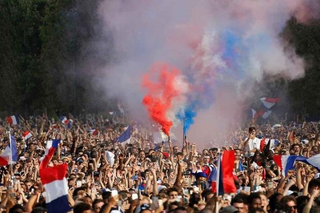 Torcedores franceses tomaram principais pontos tur�sticos e avenidas de Paris para celebrar o bi mundial
