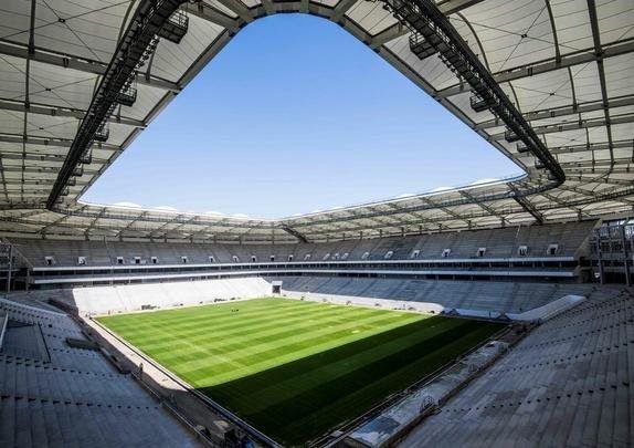 Na foto, a Arena Rostov antes de receber as cadeiras azuis que a caracterizam