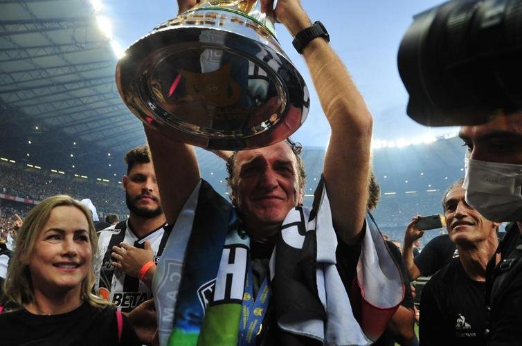 Atltico ergue a taa de campeo brasileiro e d a volta olmpica diante da torcida alvinegra, no Mineiro