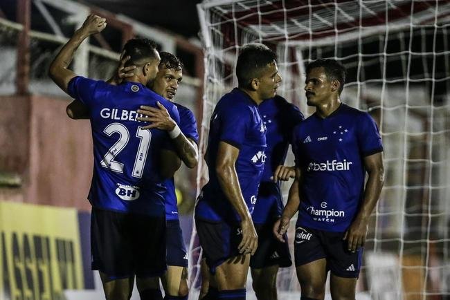 Neste sbado (18/2), o Cruzeiro visitou o Alapo do Bonfim, em Nova Lima, para medir foras com o Villa Nova, pela 6 rodada do Campeonato Mineiro. O time celeste venceu por 4 a 0 - gols de Gilberto (3) e Mateus Vital.