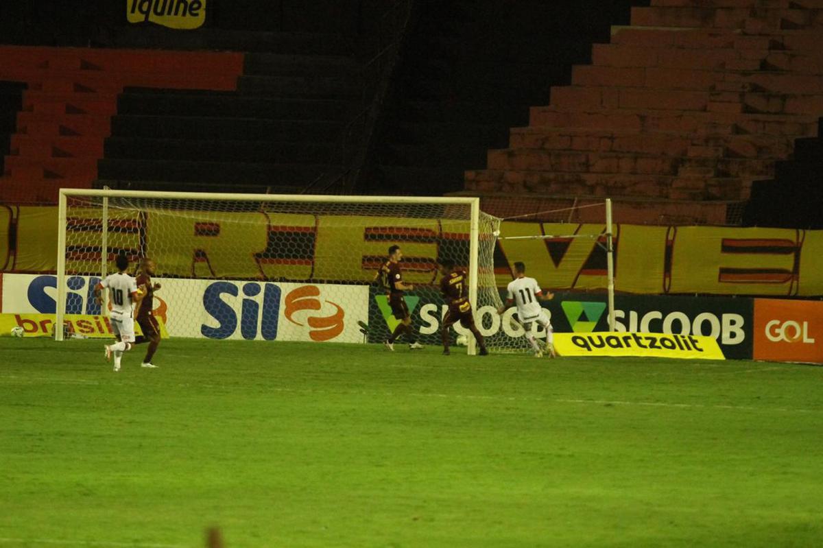 Equipes se enfrentaram no fechamento da rodada nesta segunda-feira na Ilha do Retiro