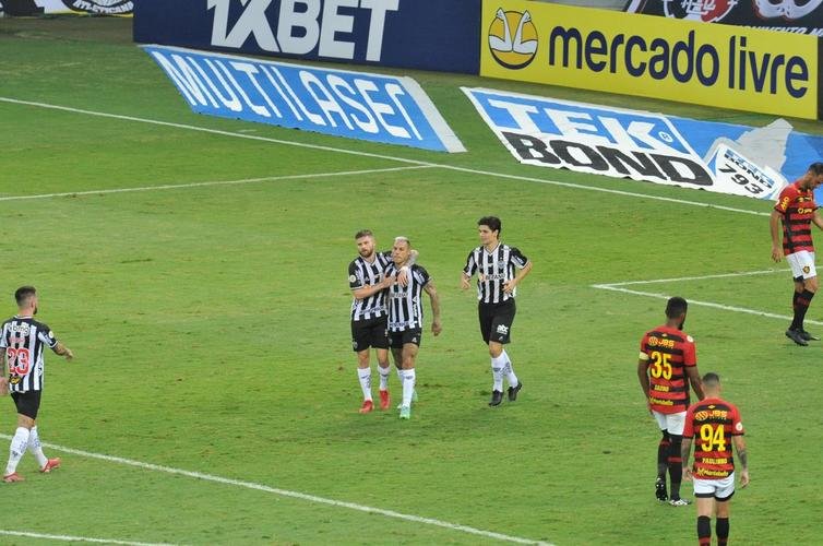 Fotos do gol de Vargas, do Atltico, sobre o Sport. Ele marcou o terceiro da vitria por 3 a 0, em cobrana de pnalti.