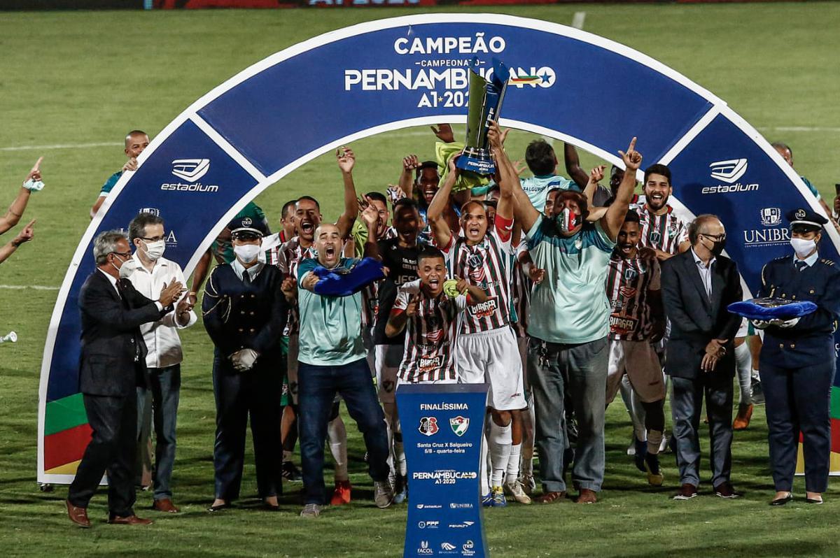 Após empatar em 0 a 0 contra o Santa Cruz, no Arruda, o Salgueiro bateu a Cobra Coral nos pênaltis e garantiu o primeiro título Estadual para o interior pernambucano