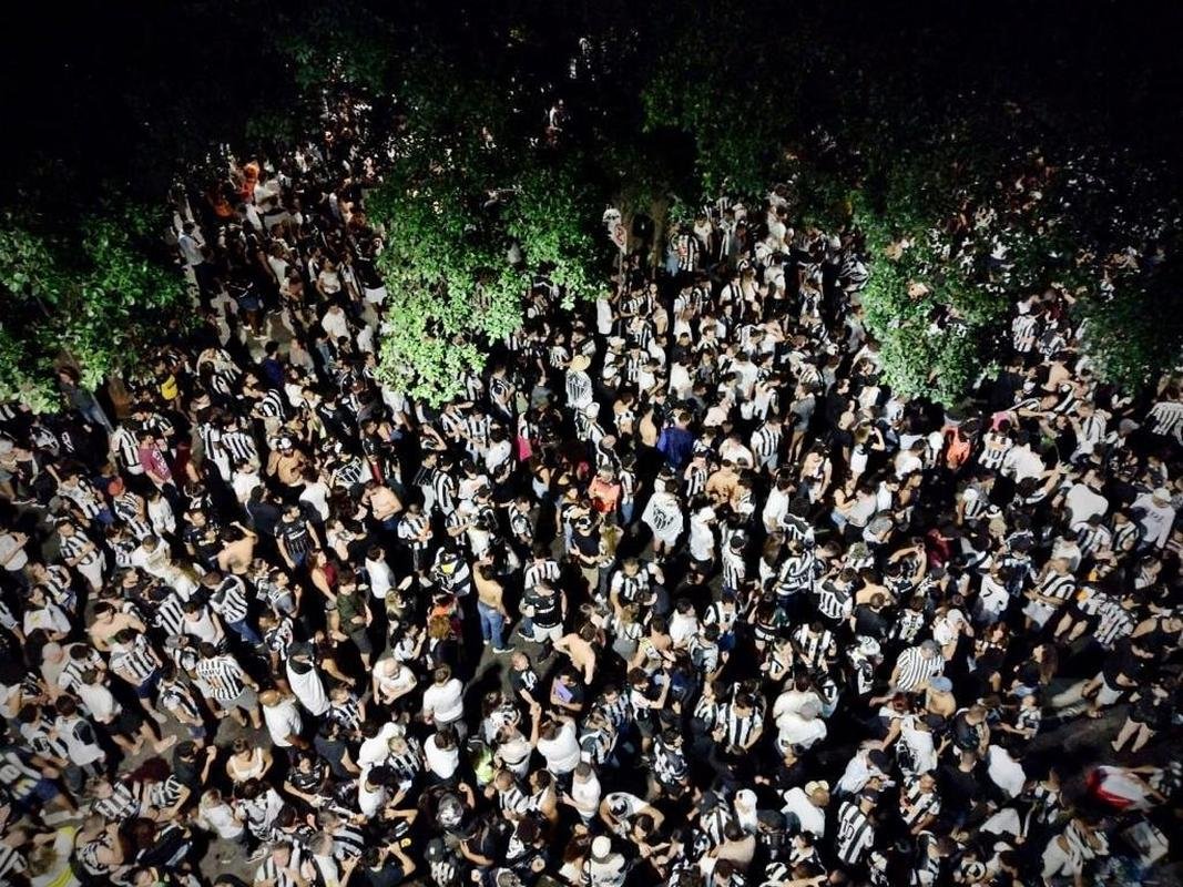 Trajeto da delegao do Atltico entre a Pampulha e a Praa Sete, no Centro de BH, onde fez carnaval com a torcida ao som do cantor baiano Bell Marques