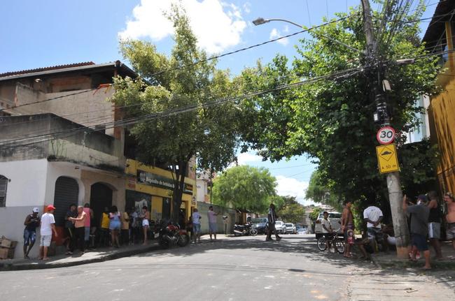 Rua Lassance, no quarteiro entre as Ruas Silva Alvarenga e Sucuri. Este foi o local, no bairro Boa Vista, em BH, onde torcedores de Atltico e Cruzeiro promoveram briga generalizada neste domingo. Dois homens foram baleados, e um deles est em estado grave. Confuso ocorreu horas antes da partida entre Galo e Raposa pelo Campeonato Mineiro