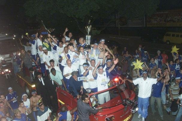 A festa do titulo brasileiro de 2003 no terminou no Mineiro aps a vitria do Cruzeiro por 2 a 1 sobre o Paysandu. O elenco cruzeirense saiu do estdio em carro aberto do Corpo de Bombeiros e foi 'abraado' pela torcida celeste nas ruas de Belo Horizonte. As comemoraes se estenderam at a madrugada nos bares da capital mineira.