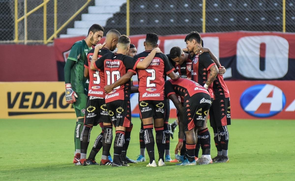 Vitria - soma os mesmos 11 pontos que o Bahia no estadual, mas ocupa o segundo lugar por ter menor saldo de gols: 5 a 3. Na Copa do Nordeste,  o terceiro do Grupo B, com seis pontos em quatro jogos. Na Copa do Brasil, avanou ao empatar por 0 a 0 com o Imperatriz-MA. No geral, o rubro-negro est invicto em 2020, com quatro vitrias e seis empates em dez jogos. O time que venceu o Bahia por 2 a 0, em clssico na Copa NE, atuou com Ronaldo; Van, Joo Victor, Maurcio Ramos e Thiago Carleto; Guilherme Rend, Fernando Neto, Grson Magro e Vico; Jnior Viosa e Lo Cear.