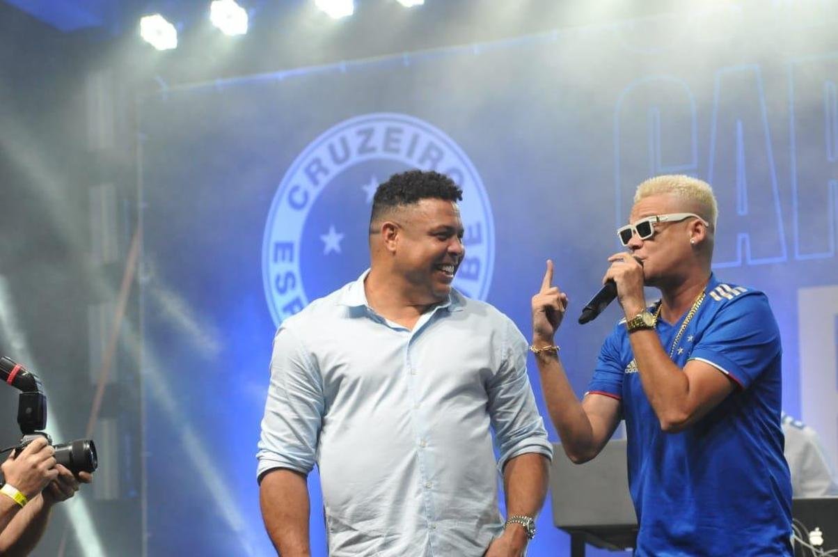 Ronaldo levou cruzeirenses de Conselheiro Lafaiete ao delrio ao participar da Caravana do Cruzeiro nesta quarta-feira (26). Fenmeno esteve acompanhado no palco de Pedro Loureno, patrocinador do clube, e ganhou msica nova produzida pelo rapper Das Quebradas