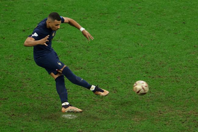 De pnalti, Mbapp marca o seu terceiro gol na final durante a prorrogao e empata para a Frana diante da Argentina: 3 a 3