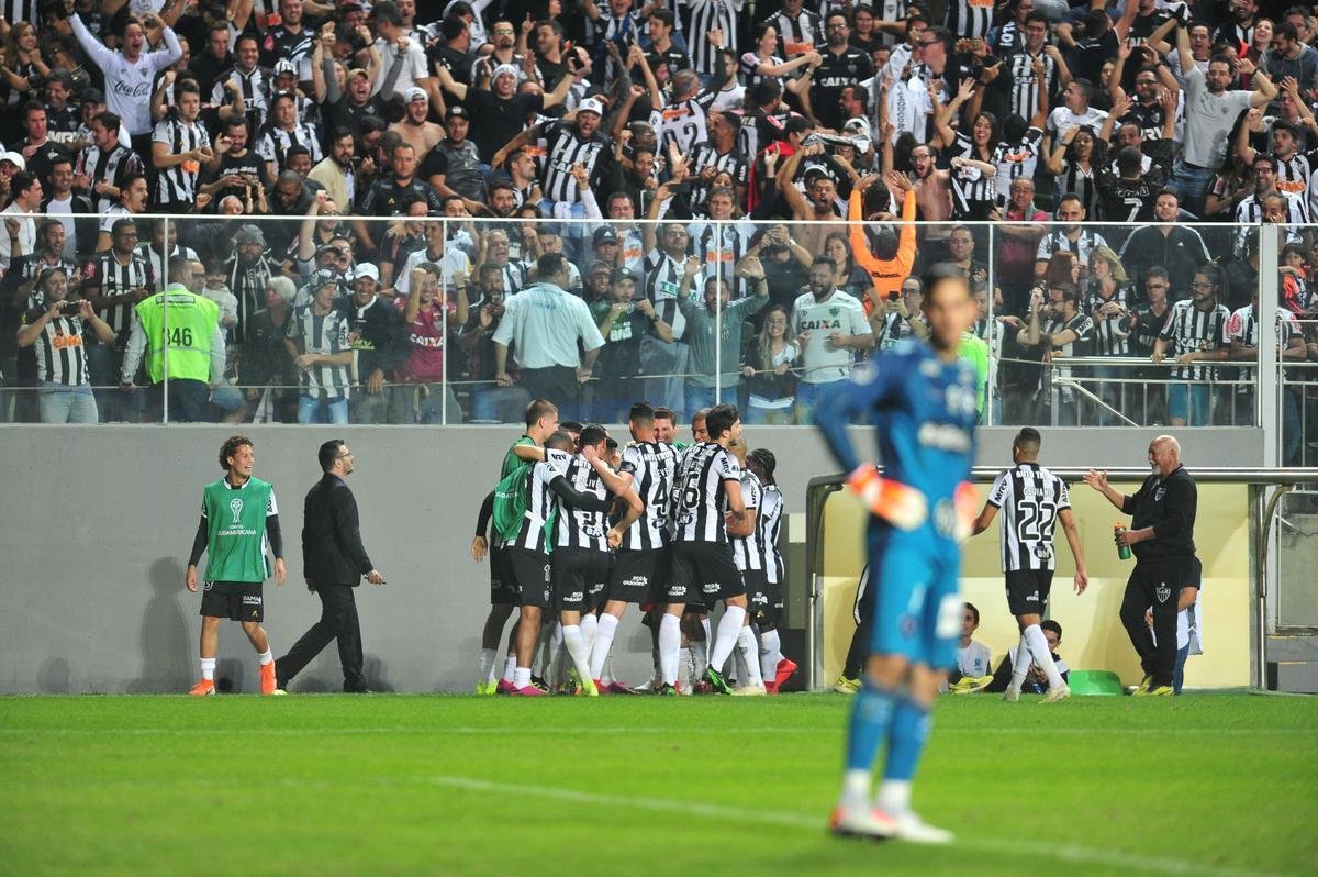 Galo deslanchou no segundo tempo com gols de Fbio Santos, de pnalti, e Vinicius