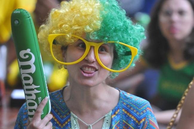 Torcedores se concentraram nos bares da Savassi, em Belo Horizonte, para acompanhar o jogo entre Brasil x Camares pela Copa do Mundo
