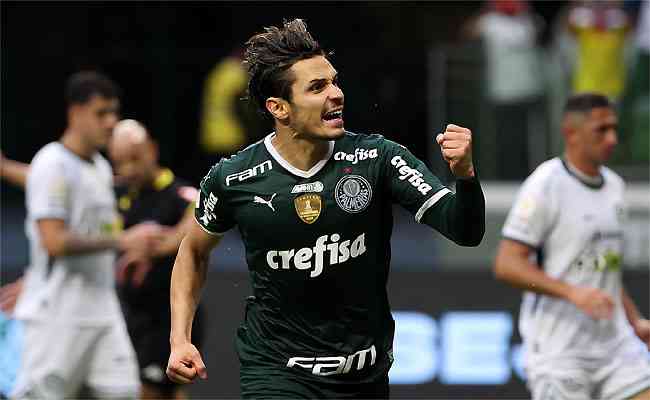 Raphael Veiga converteu pnalti e voltou a deixar a marca pelo Palmeiras