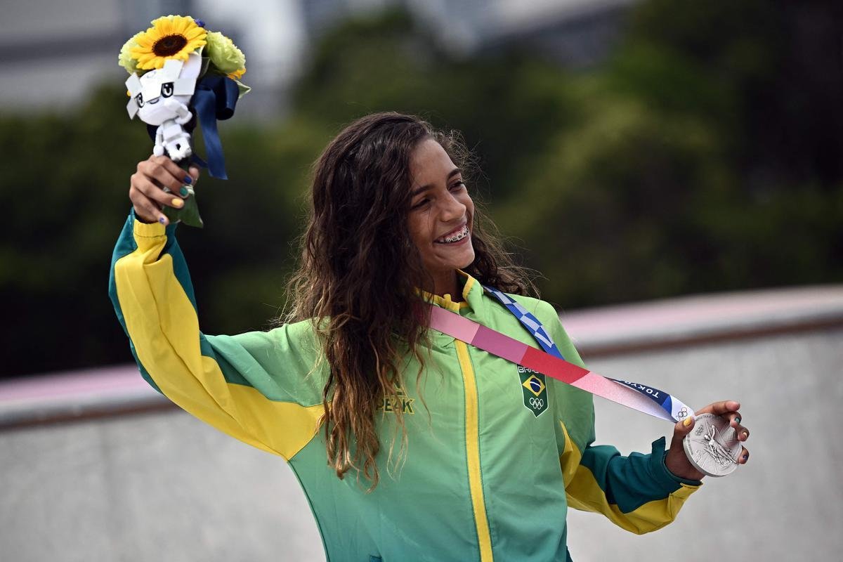 Brasileira Rayssa Leal, de 13 anos, conquista medalha de prata no skate street nos Jogos Olmpicos de Tquio. Japonesas Momiji Nishiya (ouro)  Funa Nakayama (bronze) completaram o pdio 