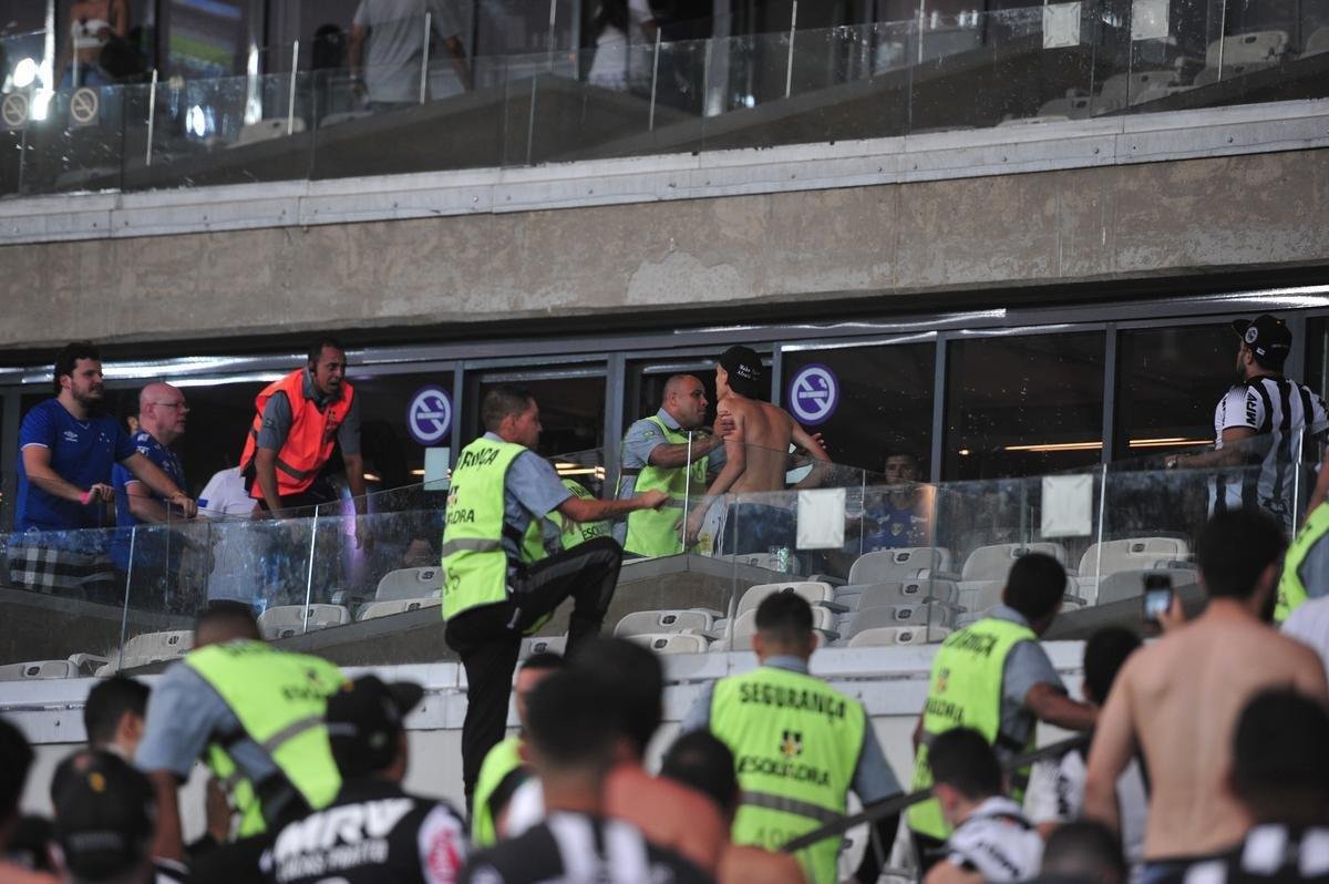 Atleticanos invadiram camarote de cruzeirenses, e torcedores entraram em confronto