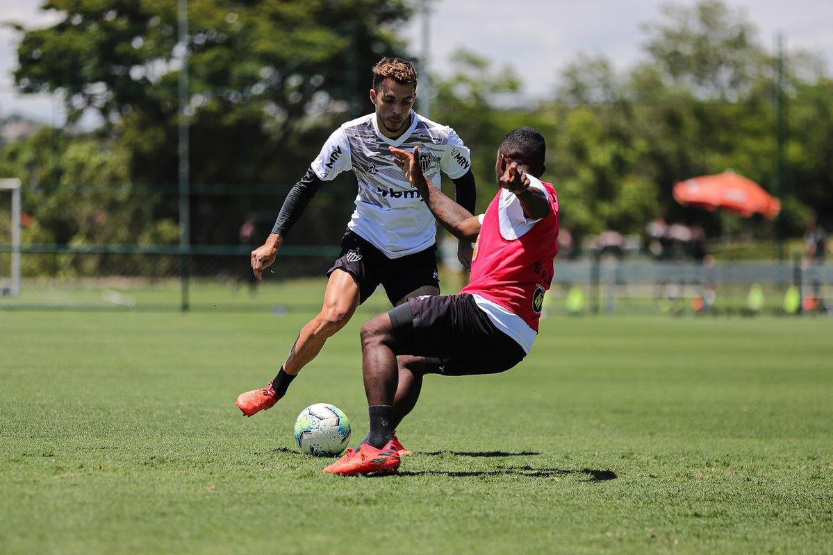Atlético divulga fotos do novo uniforme de treino