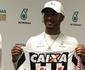 Tetracampeão da Fórmula 1, Lewis Hamilton recebe camisa do Atlético de presente