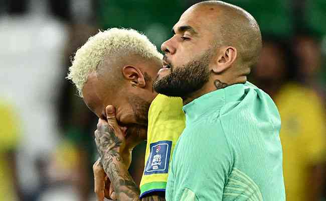 Daniel foi quem abraou e consolou Neymar aps a eliminao para a Crocia nas quartas de final