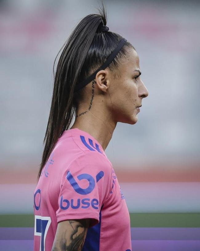 Em preliminar de Cruzeiro x Ituano pela Srie B, o time feminino da Raposa, conhecido como Cabulosas, goleou o Araguari por 8 a 0 pela terceira rodada do Campeonato Mineiro Feminino. Equipe cruzeirense estreou o uniforme rosa, confeccionado pela Adidas em homenagem  campanha Outubro Rosa, de conscientizao contra o cncer de mama