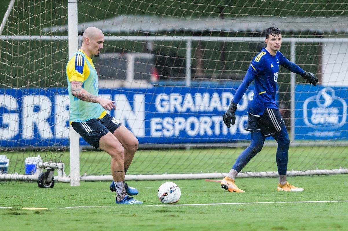 Imagens do treino do Cruzeiro neste sbado (8), sob forte chuva, na Toca da Raposa II, em Belo Horizonte