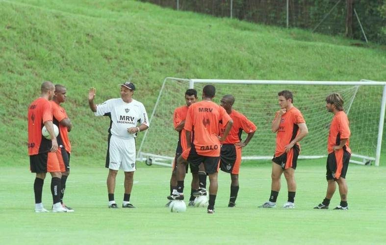 Procpio dirigiu o Atltico em 328 partidas, num total de seis passagens. Os perodos foram 1979/1981, 1984/1985, 1992, 1995/1996, 2003 e 2004/2005. Sob o comando dele, o Galo foi campeo da Copa Conmebol de 1992. Ele levantou a taa nos Mineiros de 1978, 1979 e 1980. Na foto, Procpio em sua passagem pelo Atltico no ano de 2005.