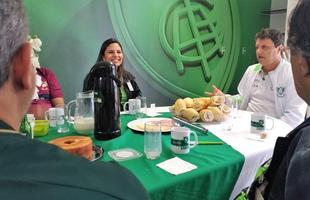 Adilson Batista recebeu grupo de torcedores do Amrica em caf da manh no CT Lanna Drumond