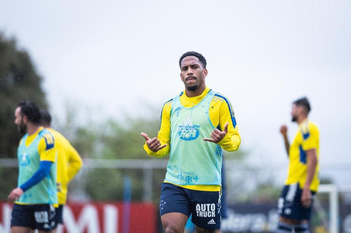 Jogadores do Cruzeiro treinaram na manh deste domingo na Toca da Raposa II