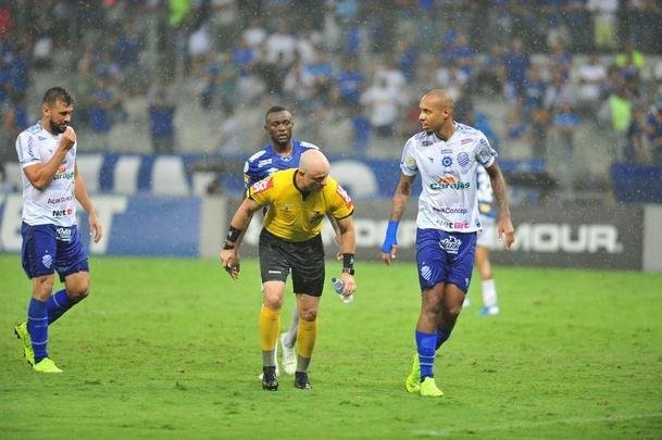 No segundo tempo, Cruzeiro no conseguiu a reao, levou bola na trave e ainda perdeu um pnalti com o meia Thiago Neves. Torcida se revoltou e atirou sinalizadores em campo