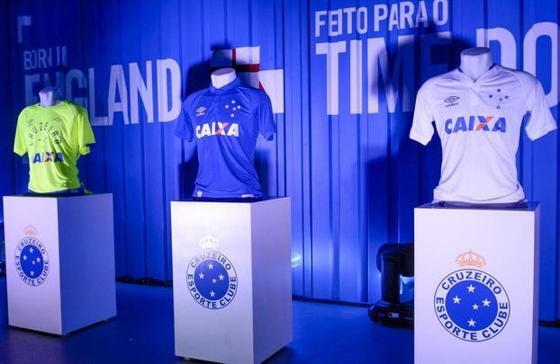 Imagens do lançamento do novo uniforme do Cruzeiro. Evento foi realizado na noite desta quinta-feira (12/05), na esplanada do Mineirão
