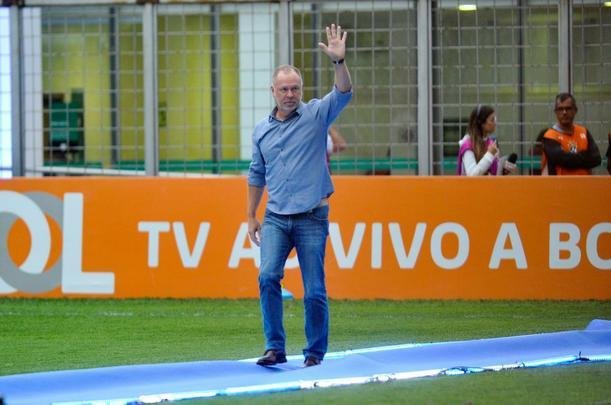 Jogadores, integrantes da comisso tcnica e dirigentes do Cruzeiro recebem faixas alusivas ao ttulo da Copa do Brasil