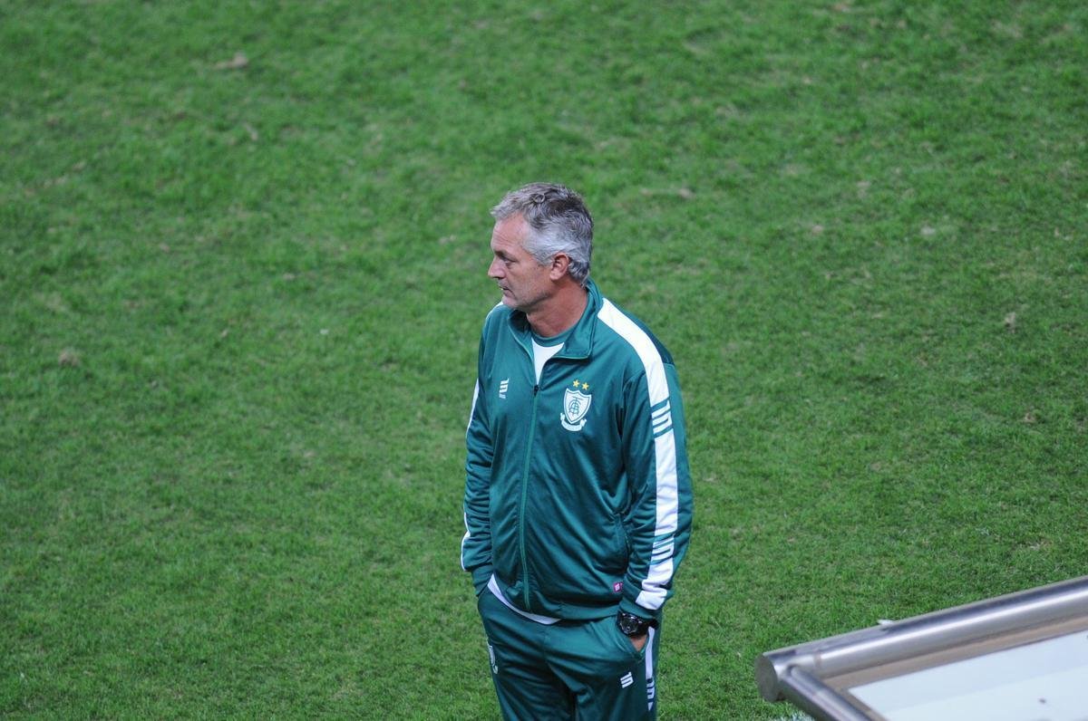 Fotos do duelo entre Amrica e Ferroviria, no Independncia, em BH, pela terceira fase da Copa do Brasil