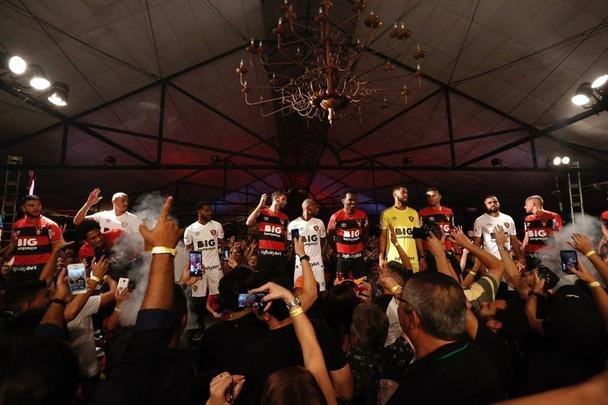 Festa de lançamento dos novos uniformes contou com a presença de jogadores e show de Paralamas de Sucesso