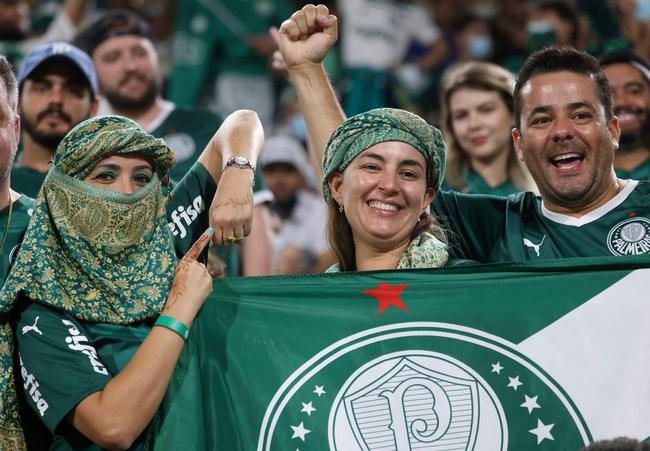 Fotos das torcidas de Palmeiras e Chelsea durante a final do Mundial de Clubes no Estdio Mohammed Bin Zayed em Abu Dhabi