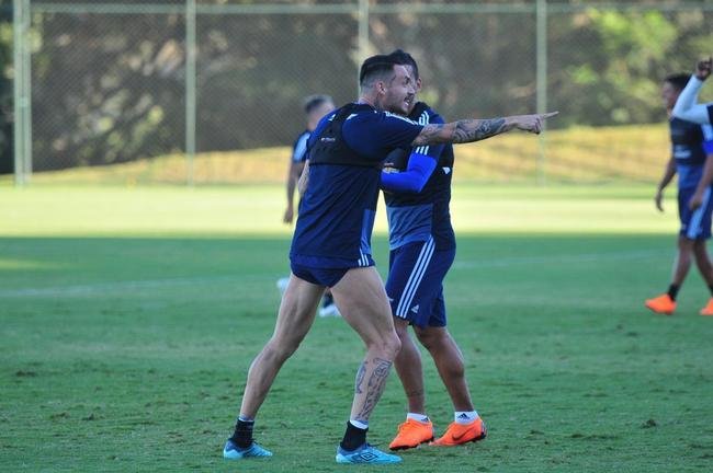 Elenco da Universidad de Chile treinou nesta tera-feira  tarde na Cidade do Galo, em Vespasiano. Time chileno se prepara para enfrentar o Cruzeiro na quinta, s 19h15, no Mineiro, pela Copa Libertadores. Tcnico Angel Guillermo Hoyos ter retornos do zagueiro Jara e do lateral-esquerdo Beausejour