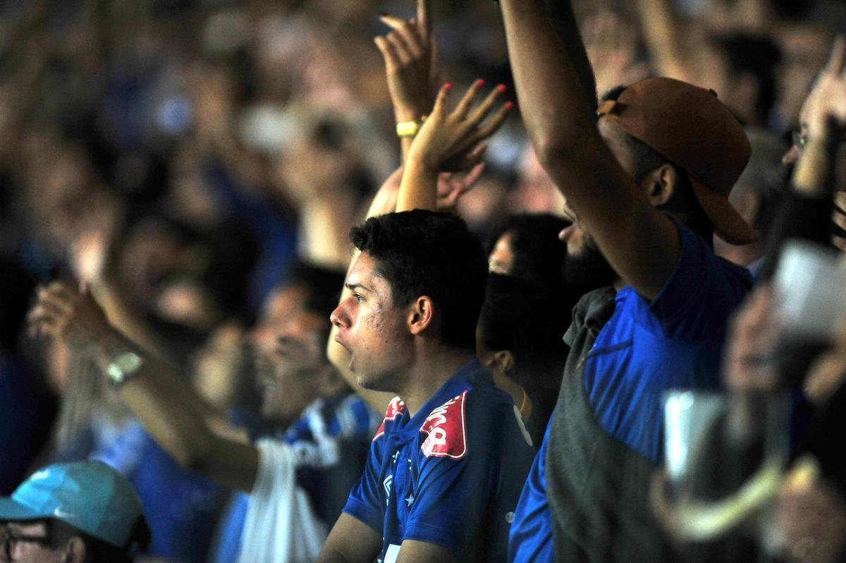 Torcida do Cruzeiro foi da esperana  decepo no Mineiro diante do River Plate